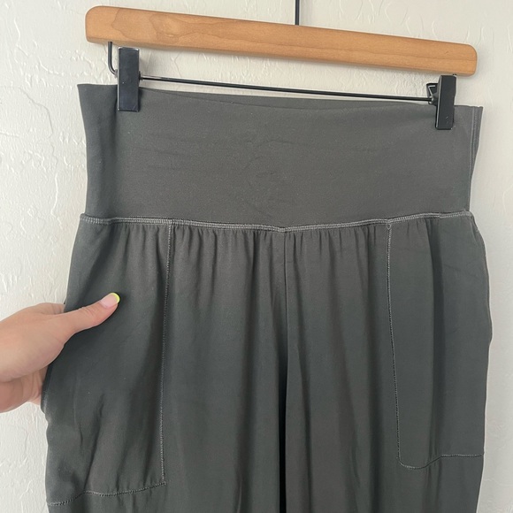 Athleta high rise cruise jogger powervita olive green Medium - Picture 8 of 12